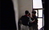 事務所に突然 刑事が押し入り逮捕された